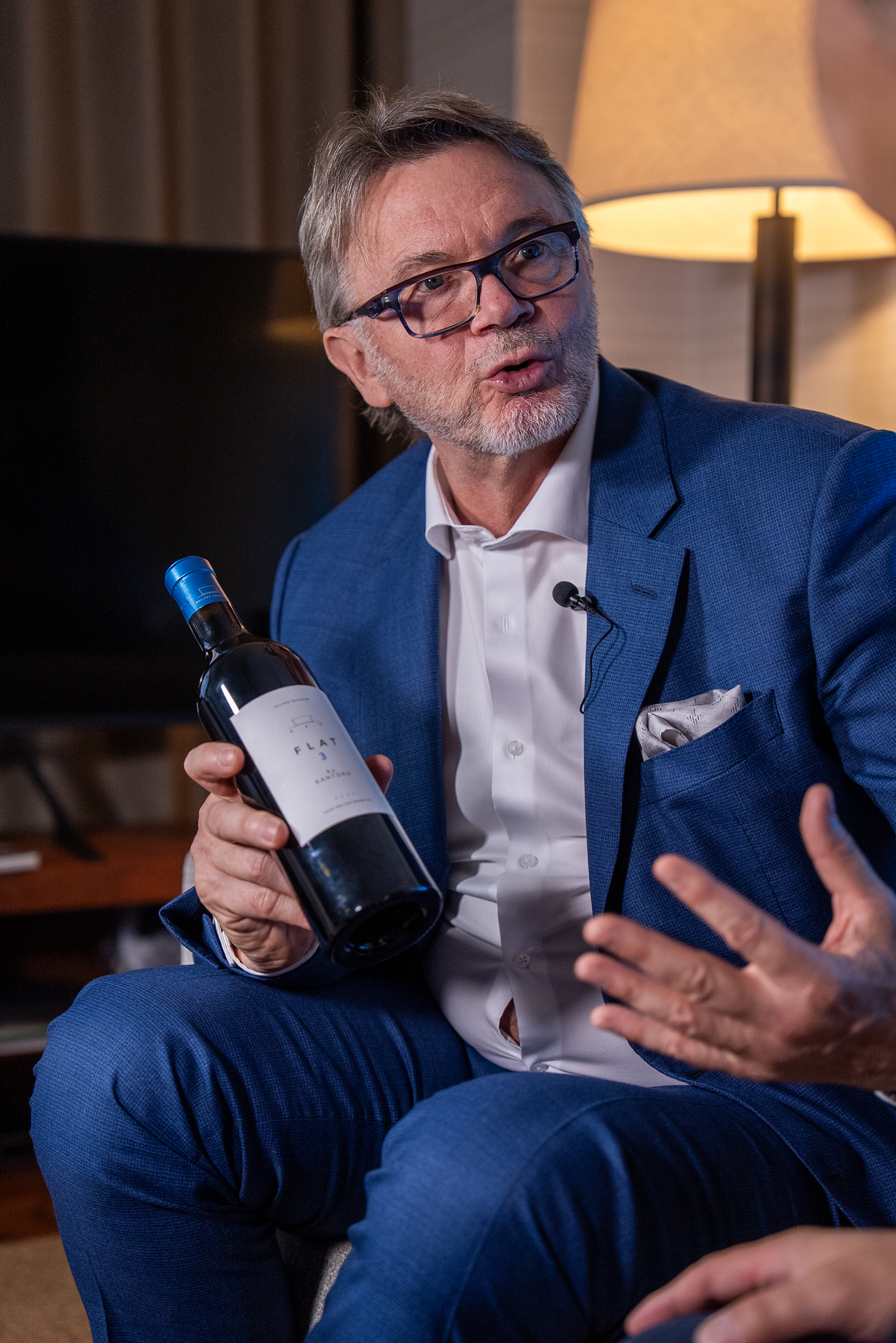 Philippe Troussier explaining, hand raised