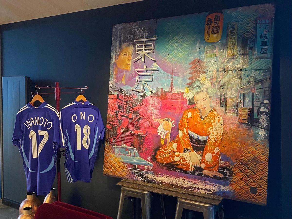 日本代表のユニフォームと絵画